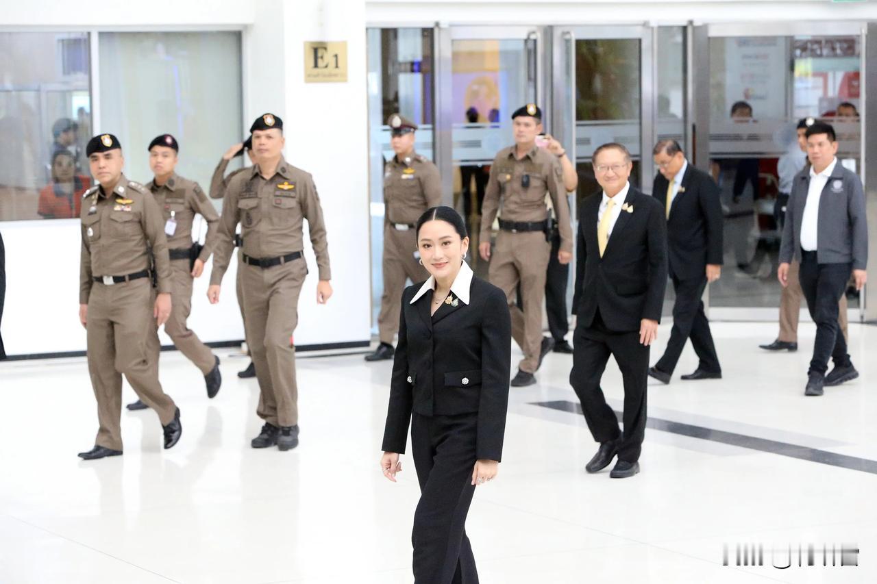 【泰总理命运今日裁决！佩通坦缺席法庭，政府大厦远程听判】
泰国被停职总理佩通坦今