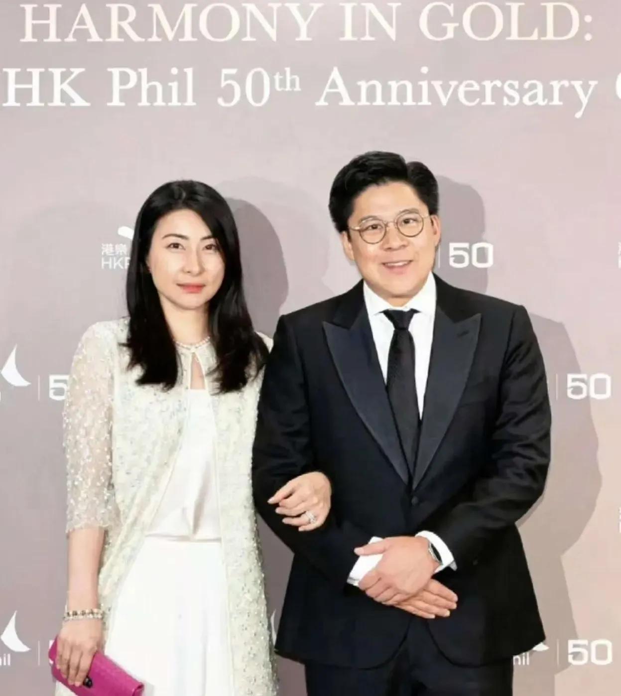 香港的算命大师都不敢给郭晶晶看面相，她破了相书上的定律，都说大耳垂有福，郭晶晶偏