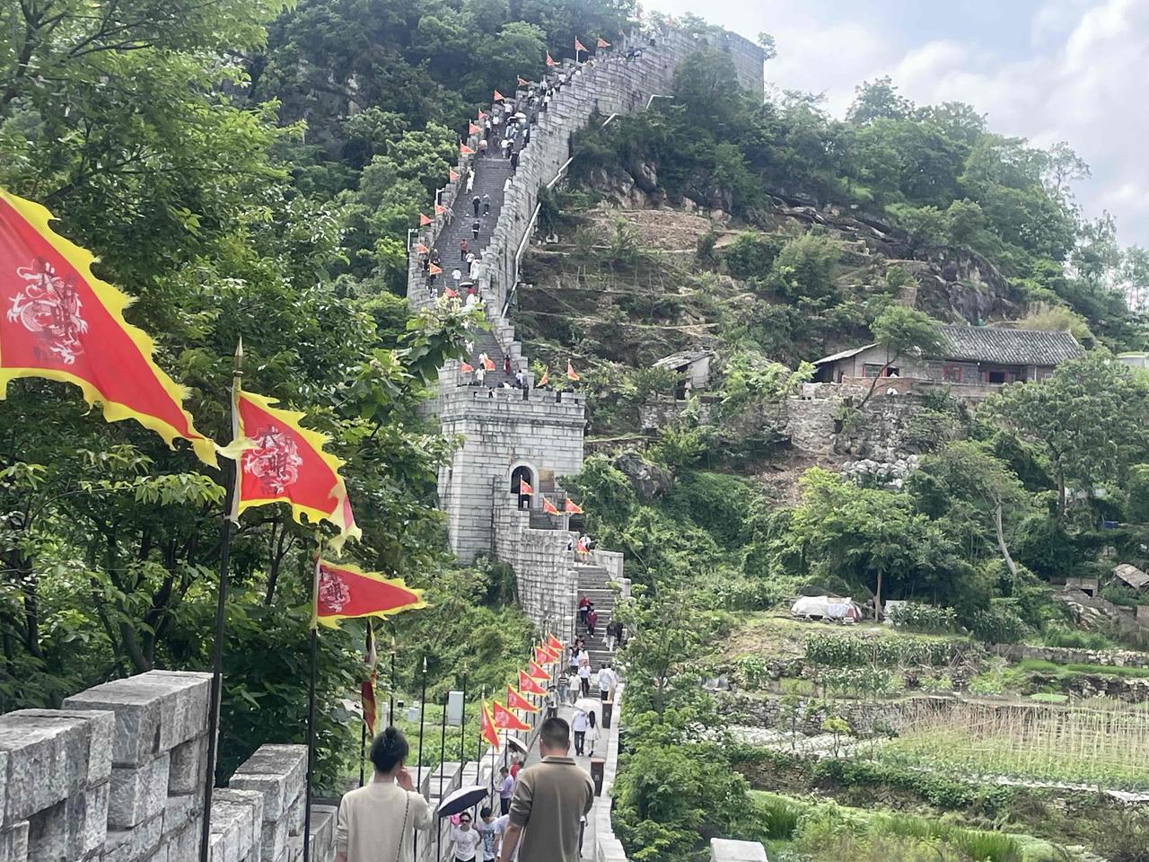 贵阳的“长城”是青岩古镇的城墙，绵延四周，高低跌落，外地人来这里玩一定要爬一下这