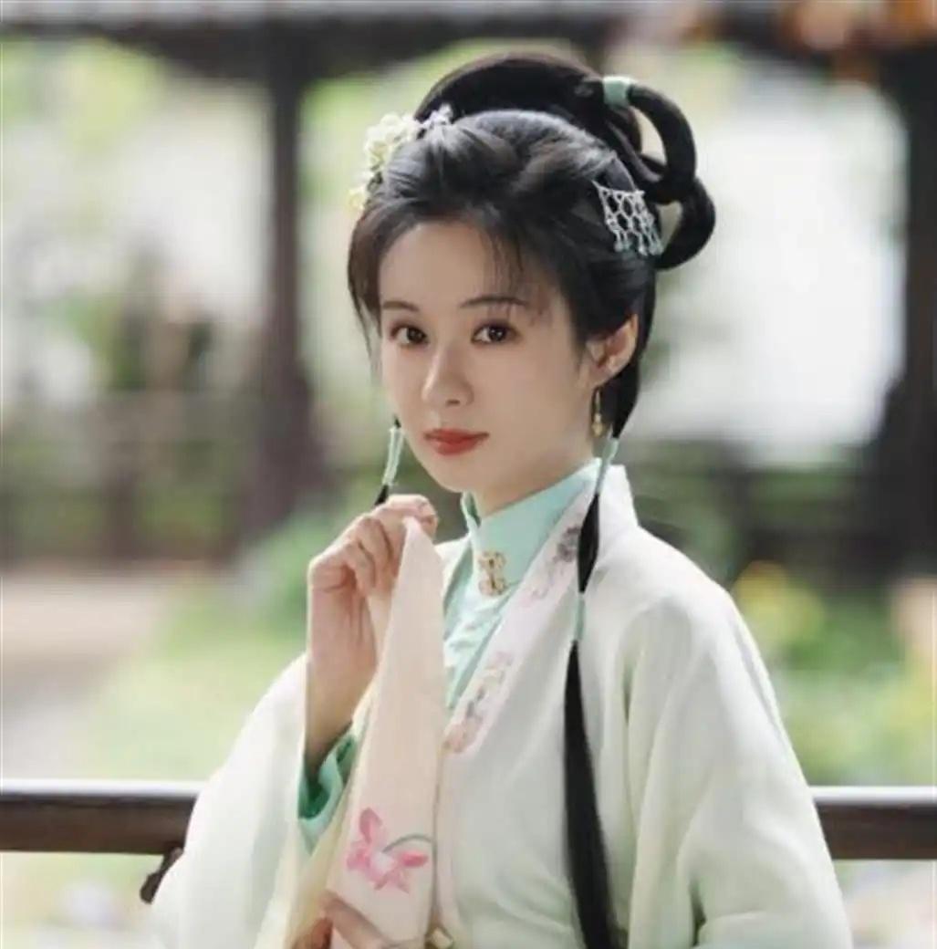 郑合惠子
《兰香如故》她长得漂亮，演技也特别能打，却因为名字被误会了整整11年，