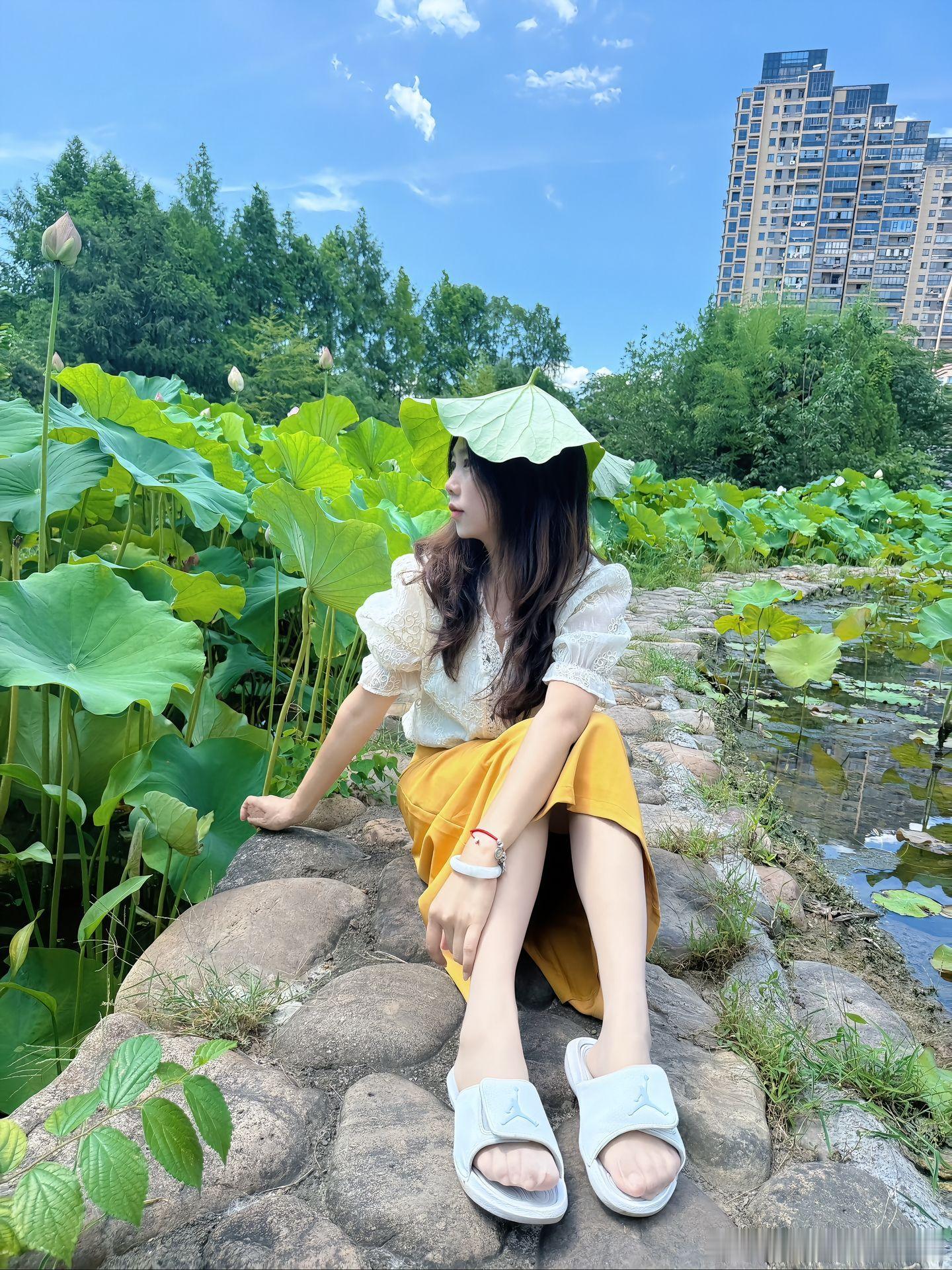 池塘边的丝袜少女～ ​​​