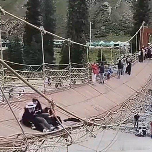 伊犁吊桥事故调查报告去年就断过，都不知道怎么加固的 