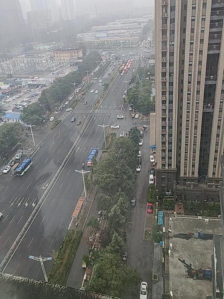 下场好雨救救种地的百姓吧！
        今天济南要下一天的雨，这雨对城市人来
