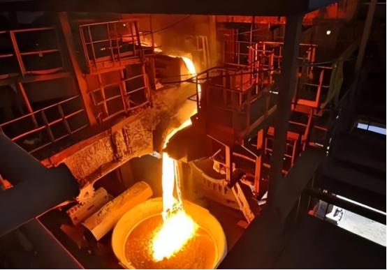 2022年，一名25岁的瑞士电工失足掉进了一个720°C的熔炉，熔化的金属瞬间没