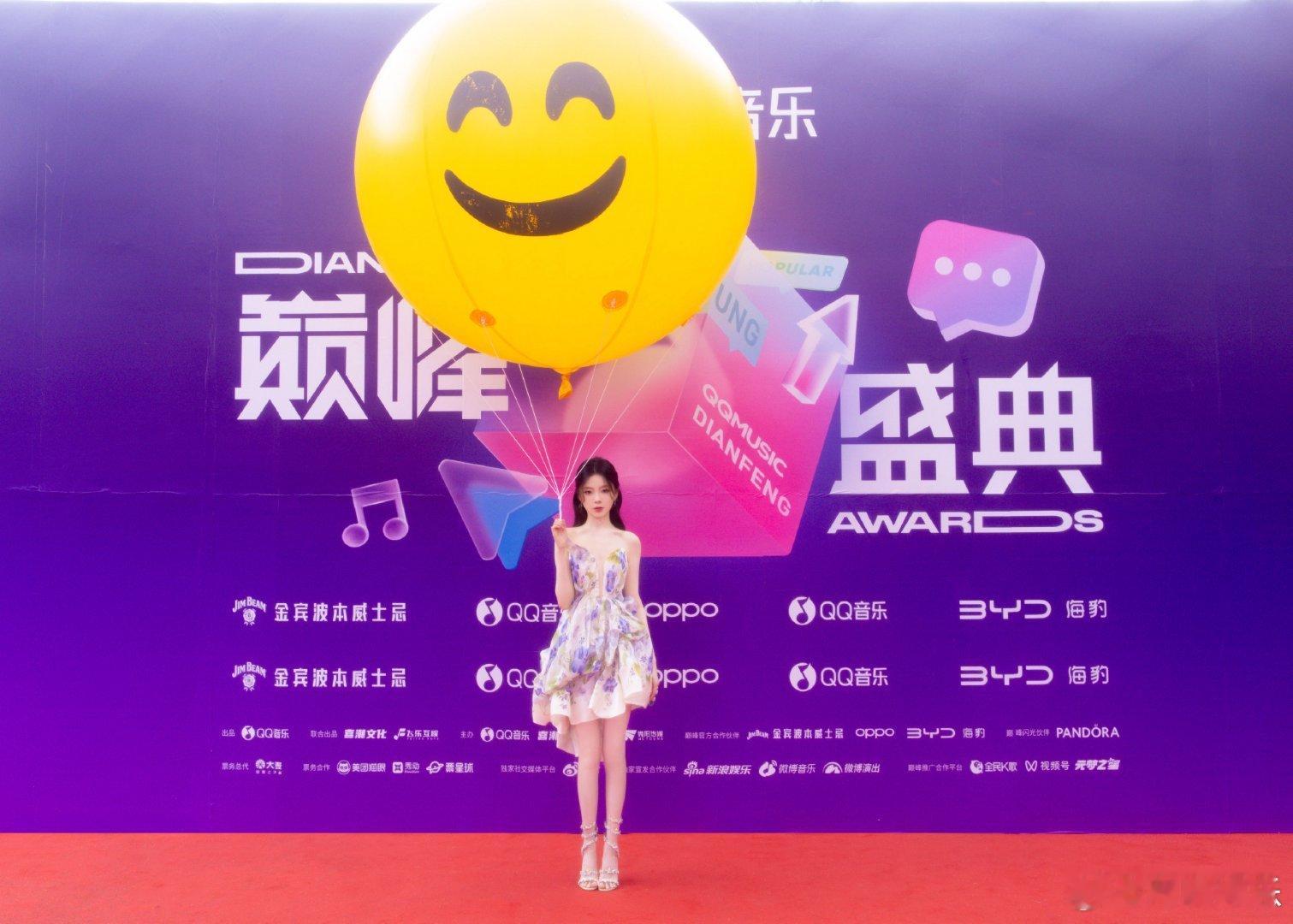 #硬糖少女303##陈卓璇# 今日份糖妹新鲜物料陈卓璇QQ音乐巅峰盛典工作室更新