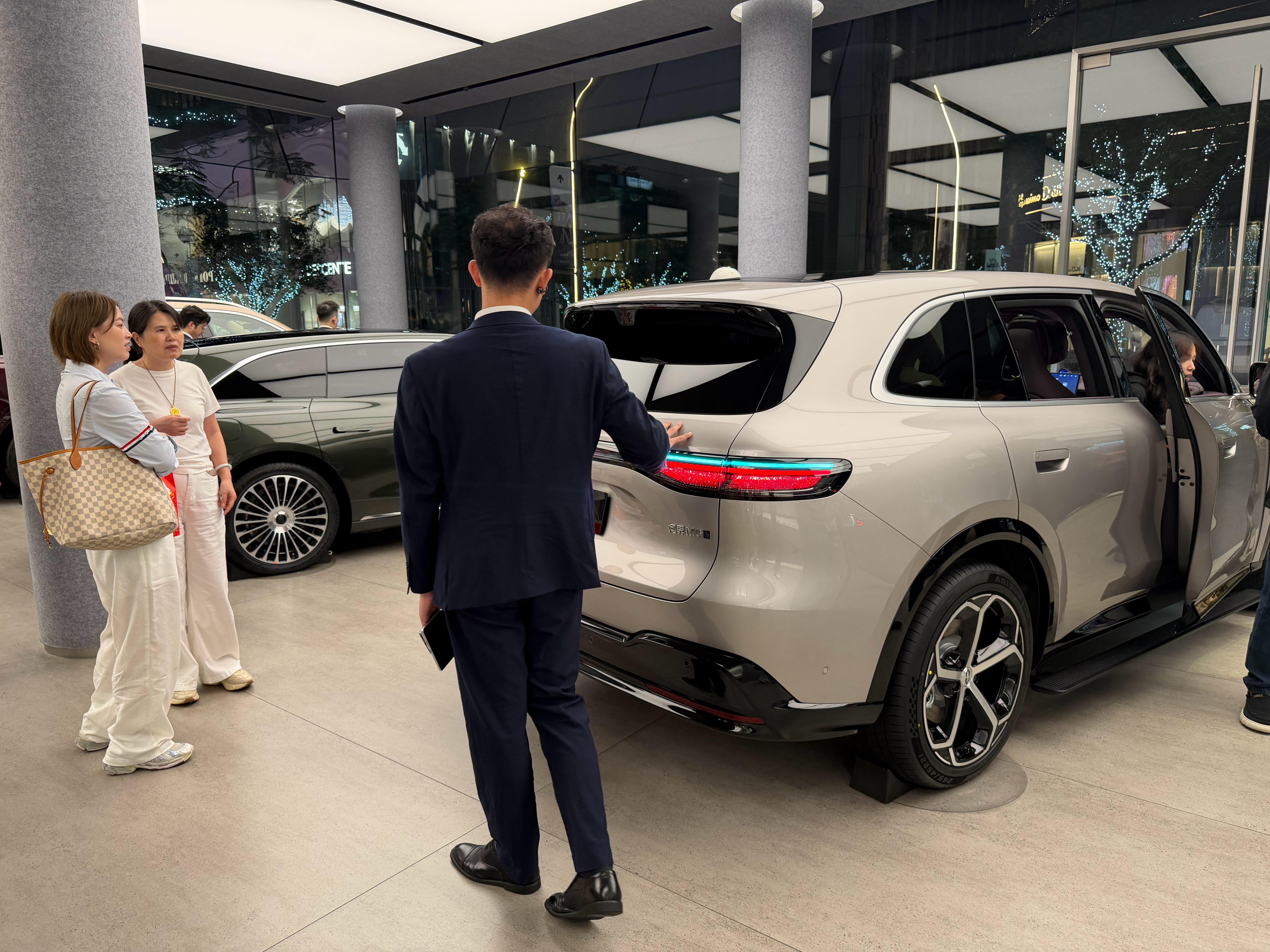 和家里人万象天地吃完饭和家里人到华为店看看看车人真的超级多M6和尚界Z7里都是体