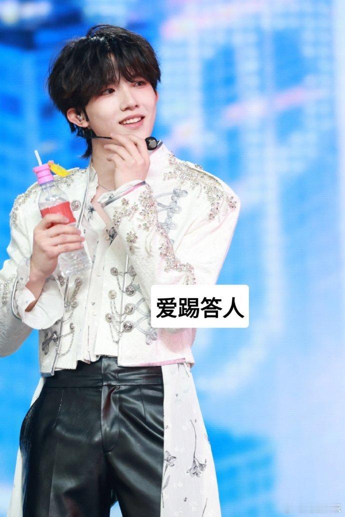 苏新皓笑成如此甜美样了苏新皓西装礼帽绅士风造型 苏新皓笑成如此甜美样了，苏新皓西