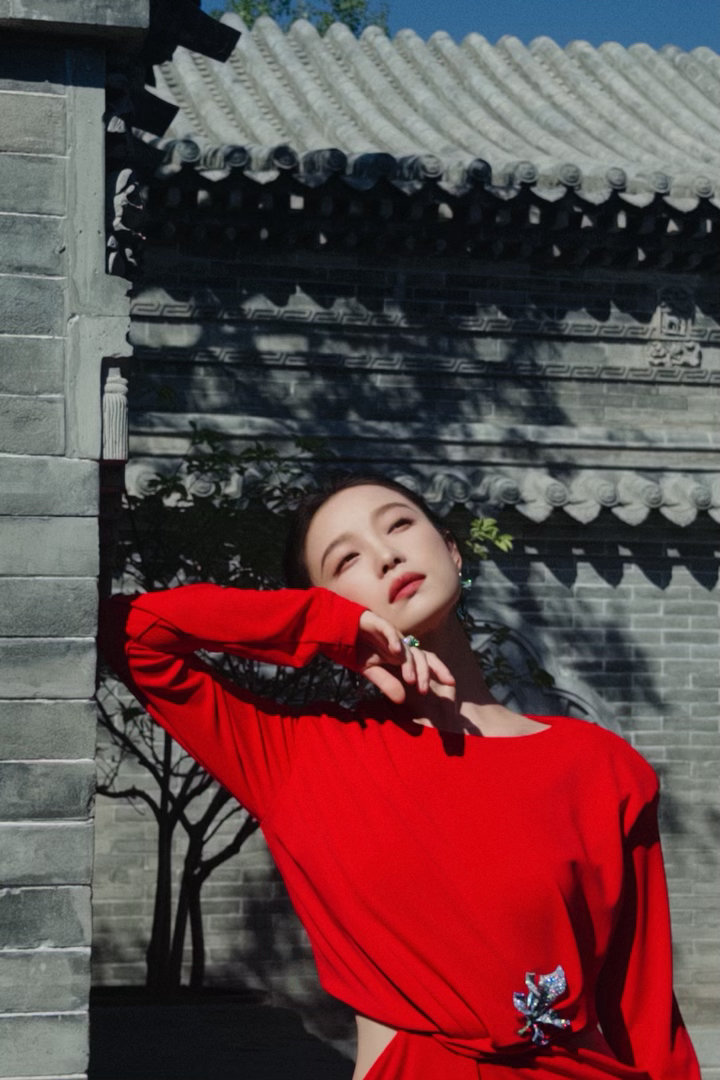 倪妮上城家宴造型获赞 古典园林遇上明艳红裙，倪妮这组造型太绝！正红色长裙舒展大气