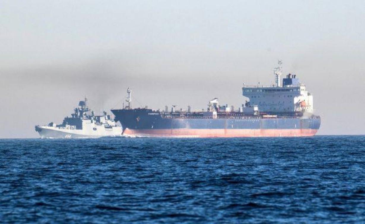 英国消息人士称，俄罗斯护卫舰“格里戈罗维奇海军上将号”于周三护送两艘“影子油轮”