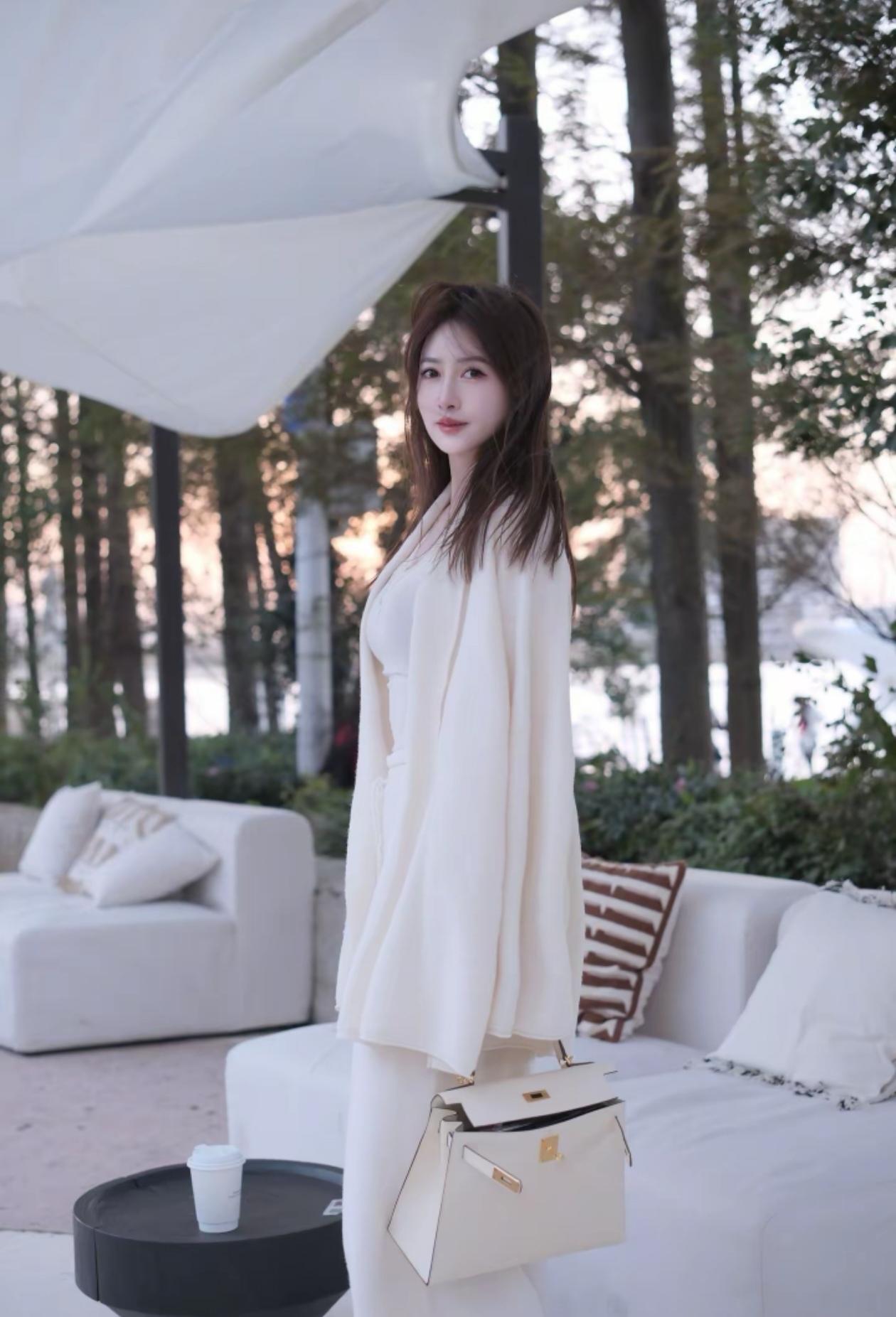 白衣飘飘，风姿绰约。