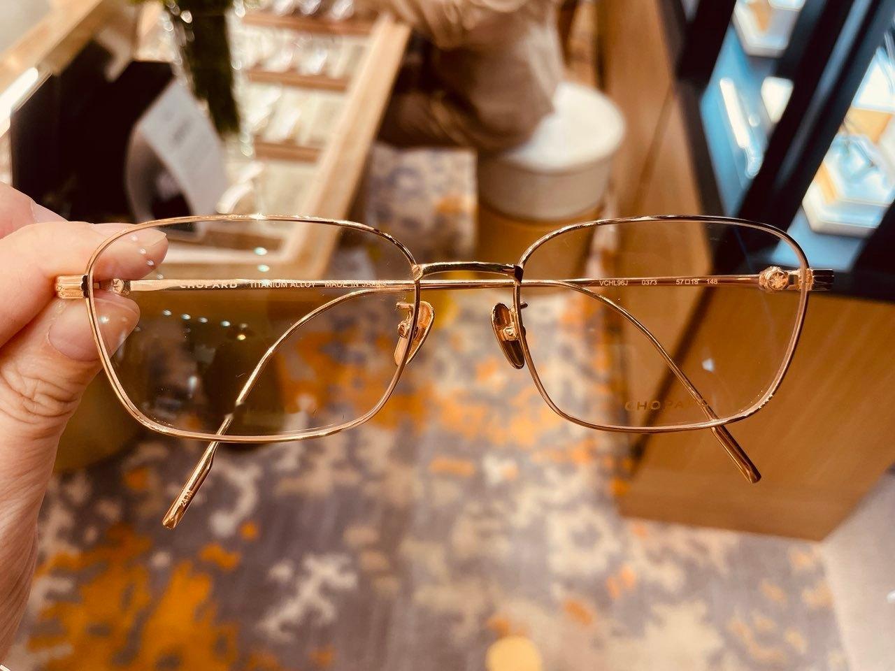 终于有新眼镜了，上次去海南的时候买了一副镜框，因为我度数高，所以眼镜主打一极致轻