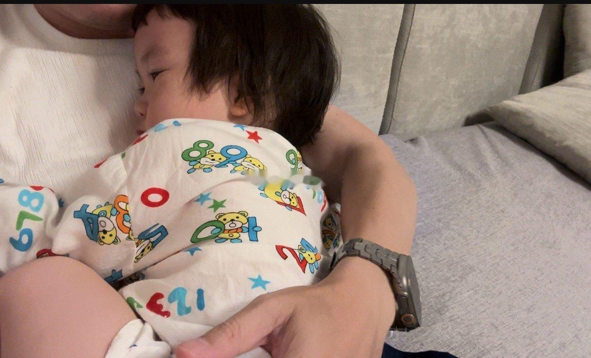 3岁男童患眼癌历经12次化疗当了爸爸以后真的，一点都不能看这些新闻。下午下班回家