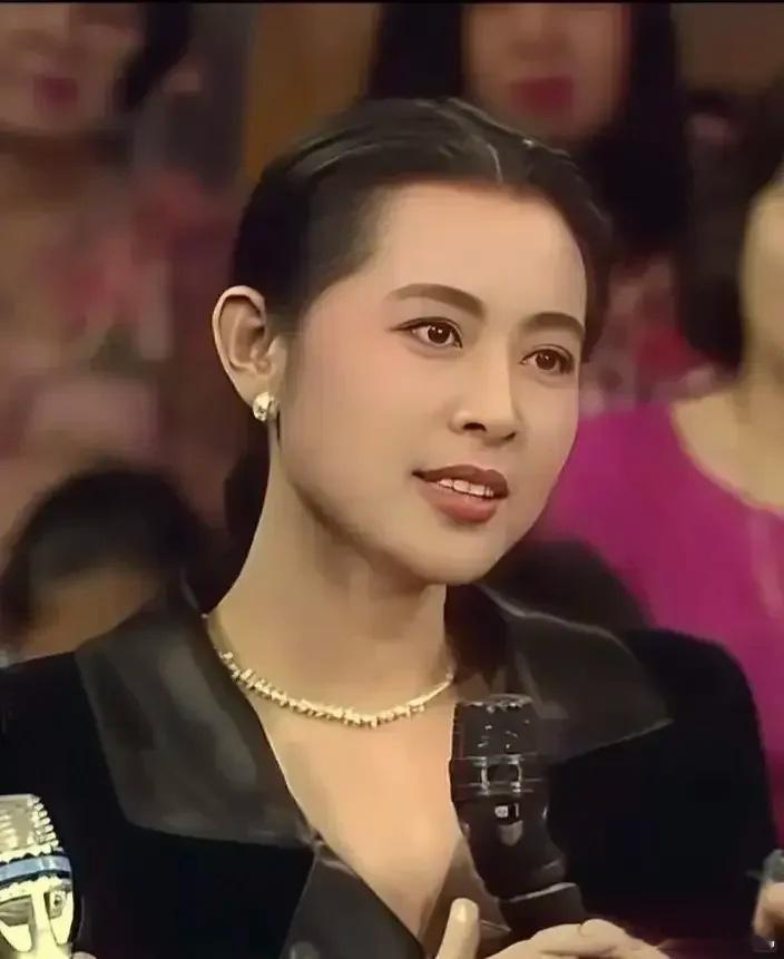 房主任吐槽自己没有男粉房主任想活成倪萍姐姐当家倪萍劝房主任：才华才是硬通货。主任