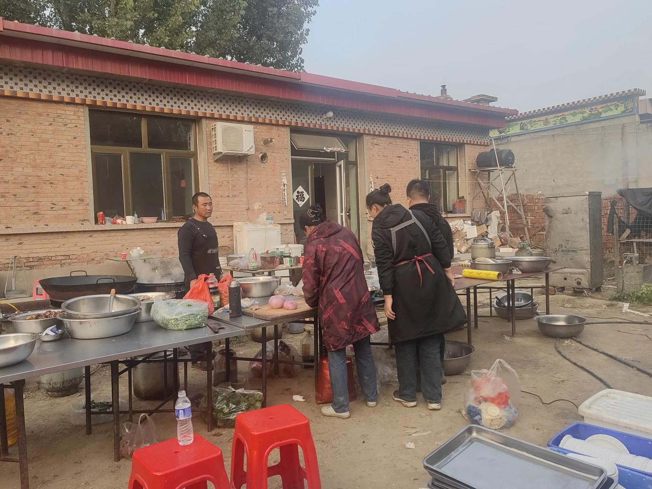 以前我们村办喜事的宴席，都是主家根据自家的经济条件，自己购买食材，雇佣流动饭店加