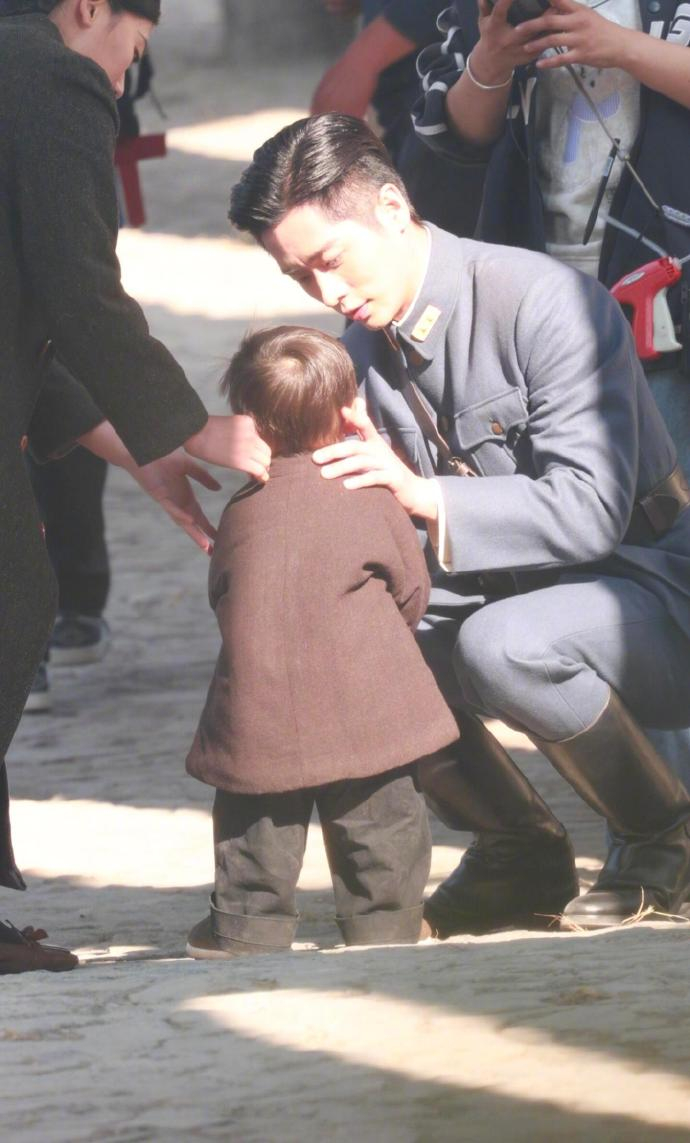 丞磊新剧哄小孩路透 丞磊新剧《玉簟秋》哄小孩路透有！他半蹲下来摸小朋友的脸，好温