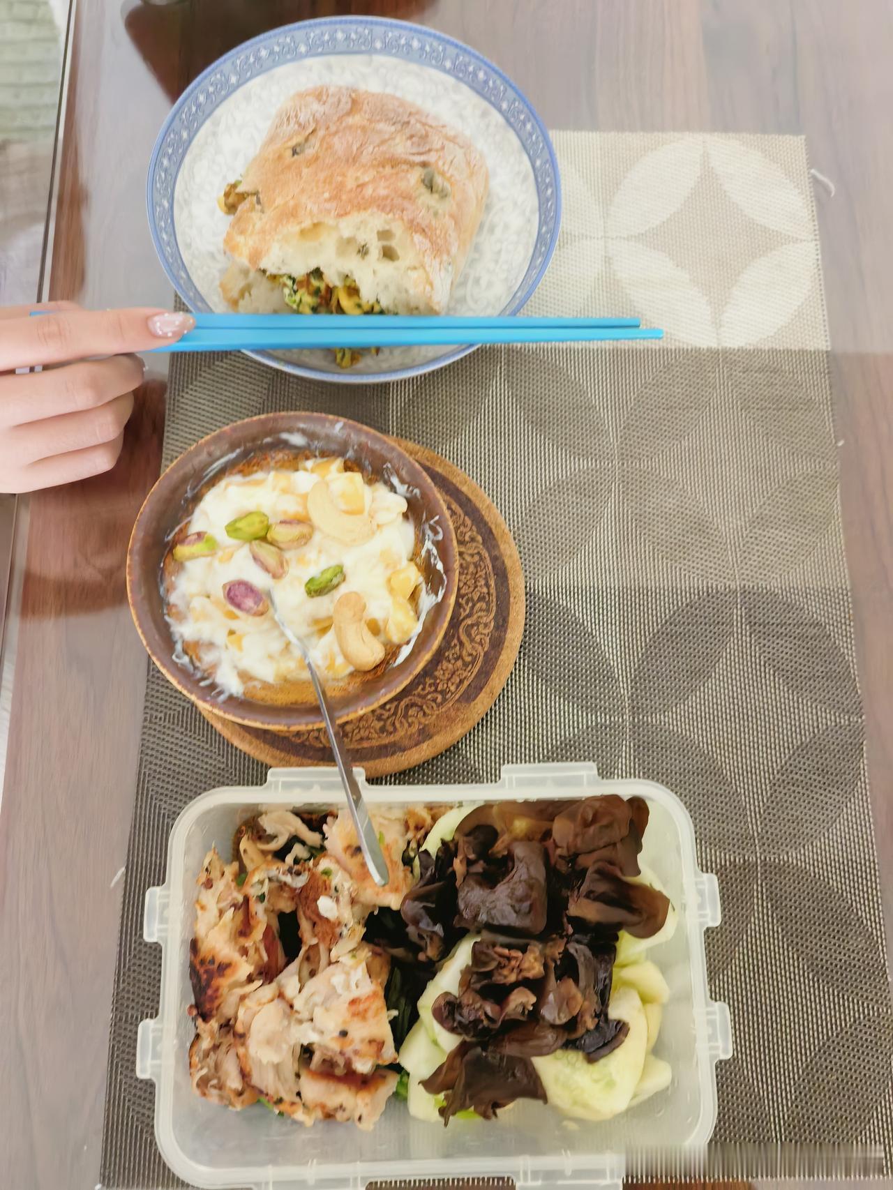 最近天气太热了，中午不回家了。
早上做了轻食带到单位：
凉拌菠菜黄瓜木耳
无油版