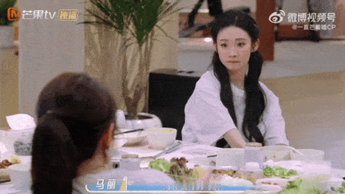 张艺凡说也要成为何炅这样的人我们的宿舍  从不计较得失，事事为人着想，这样的人真