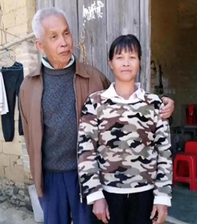 广西第一猛男！1994 年，49 岁梁二将 19 岁女工友带回村，随后两人开始疯