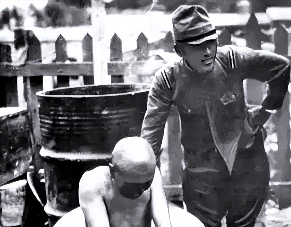 1940年，一个日本军官带人冲进了一个农户家，在屠杀了农户一家三口后，日军开始洗