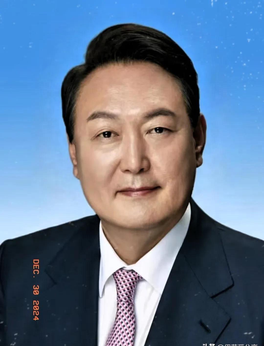 韩国政坛这是要搞大事情？现任总统被申请逮捕，这瓜够我吃一年！

内乱罪？这罪名听