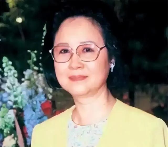 琼瑶的人生告诉我们，
不要把爱情当成人生的全部。
不要恋爱脑，
不要眼里只有爱情