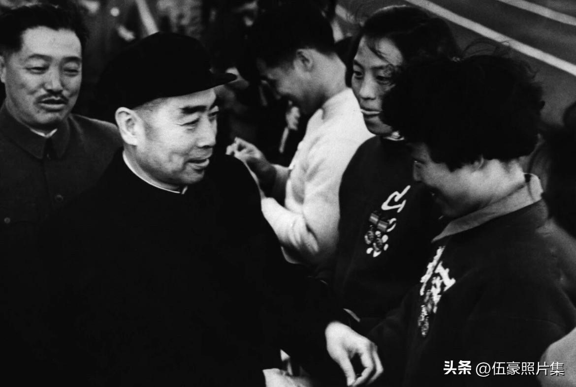 1956年10月18日，周恩来总理和贺龙元帅为田径运动员颁发健将证章的场景。据首