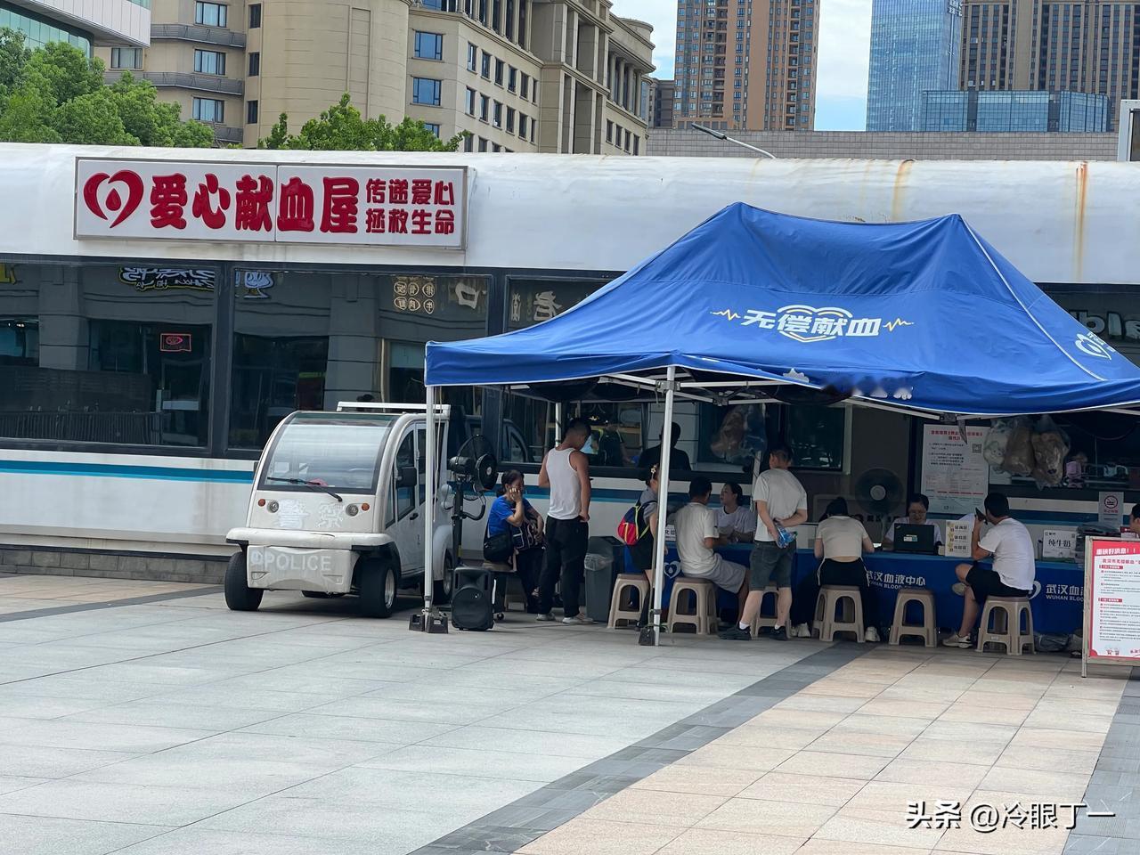 早上9:30分汉口站献血点 有爱心的人还是多