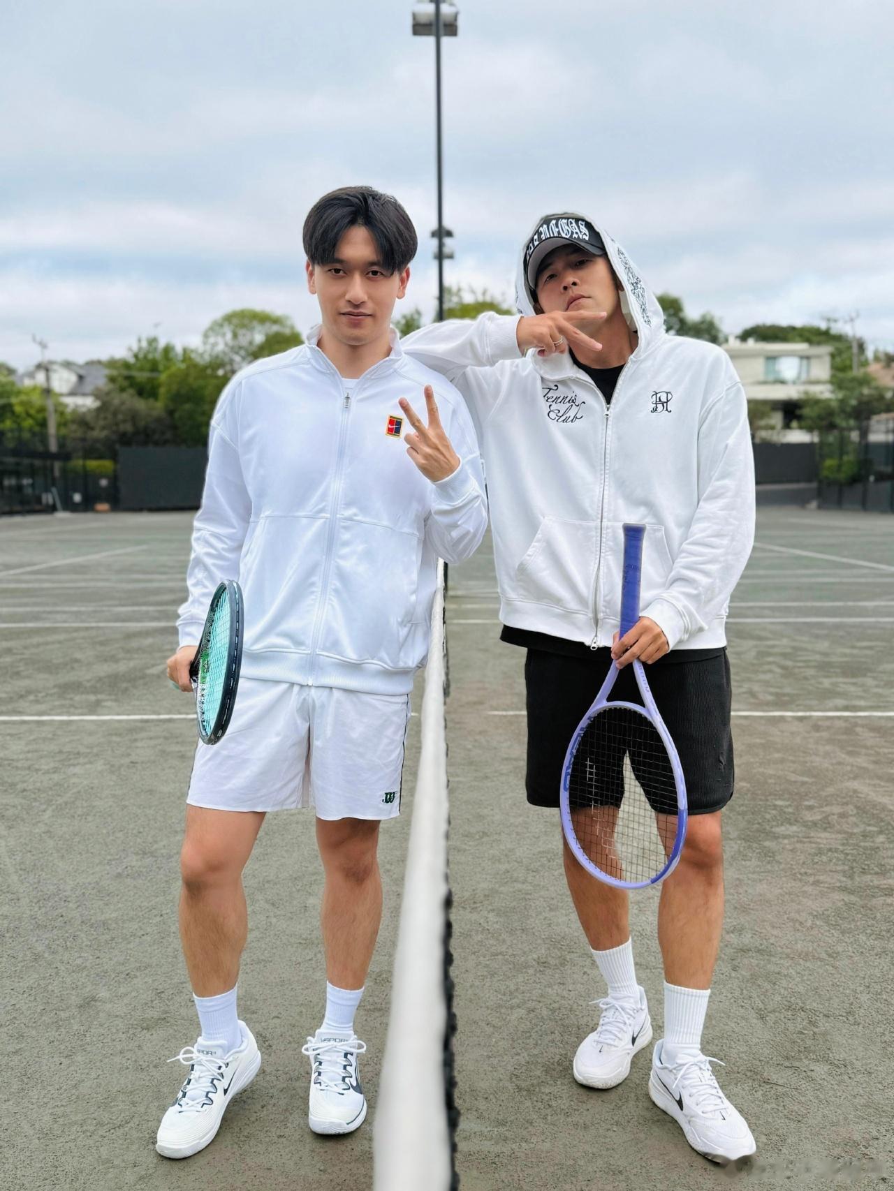 双周合体周冠宇社媒晒照与周杰伦打网球，配文：周周