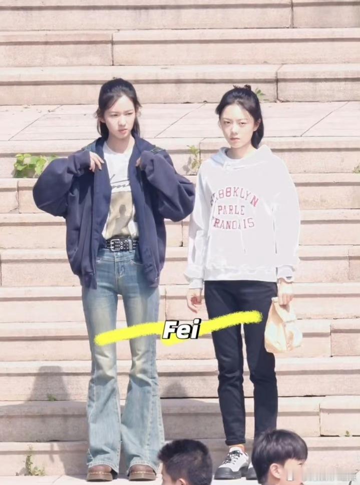 赵今麦沈佳钰同框路透，沈腿长头小一脸女主相，右边头大比例差，剧里麦不会被艳压吧 