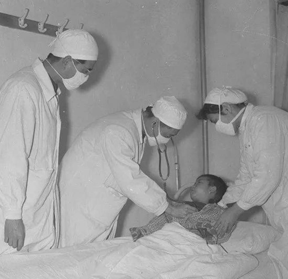 上世纪60年代，北海舰队政委的儿子刚刚放学，被同学不小心挤下楼梯。老师得知消息，