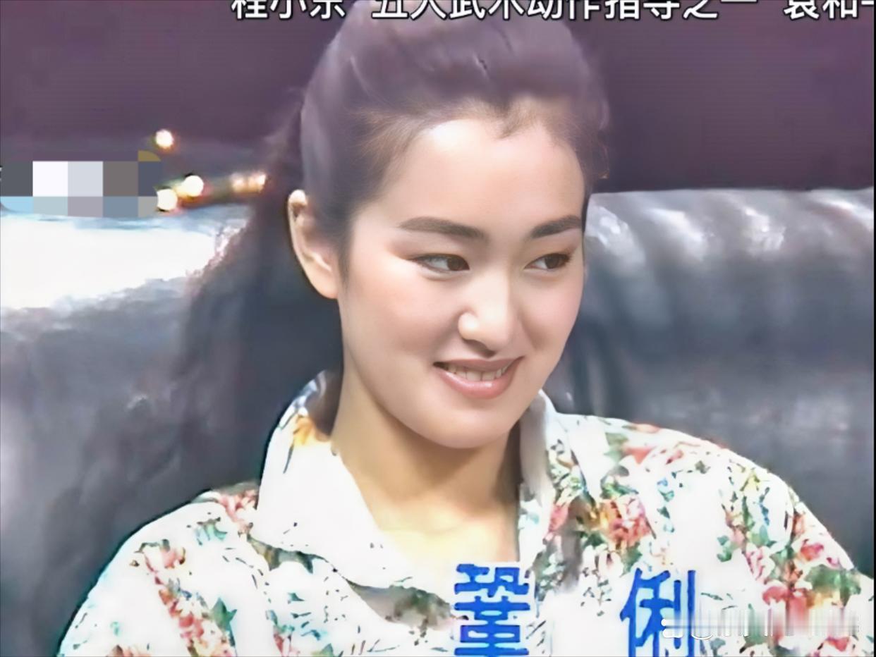 1990年时，25岁的巩俐在香港参加《今夜不设防》节目。她身穿碎花小褂，虽有些土