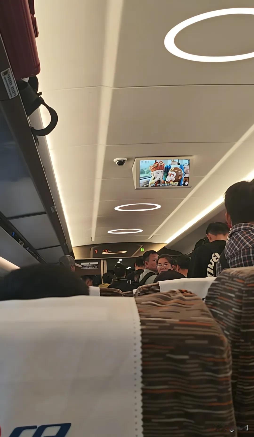 突发，南宁火车站台有人跳下轨道致列车停运80多分钟，车上乘客禁止下车。事发9月7