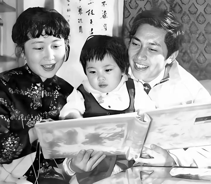 道不完红尘奢恋
数不完人间恩怨
早期的一张幸福的照片
那时候唐国强还很年轻…