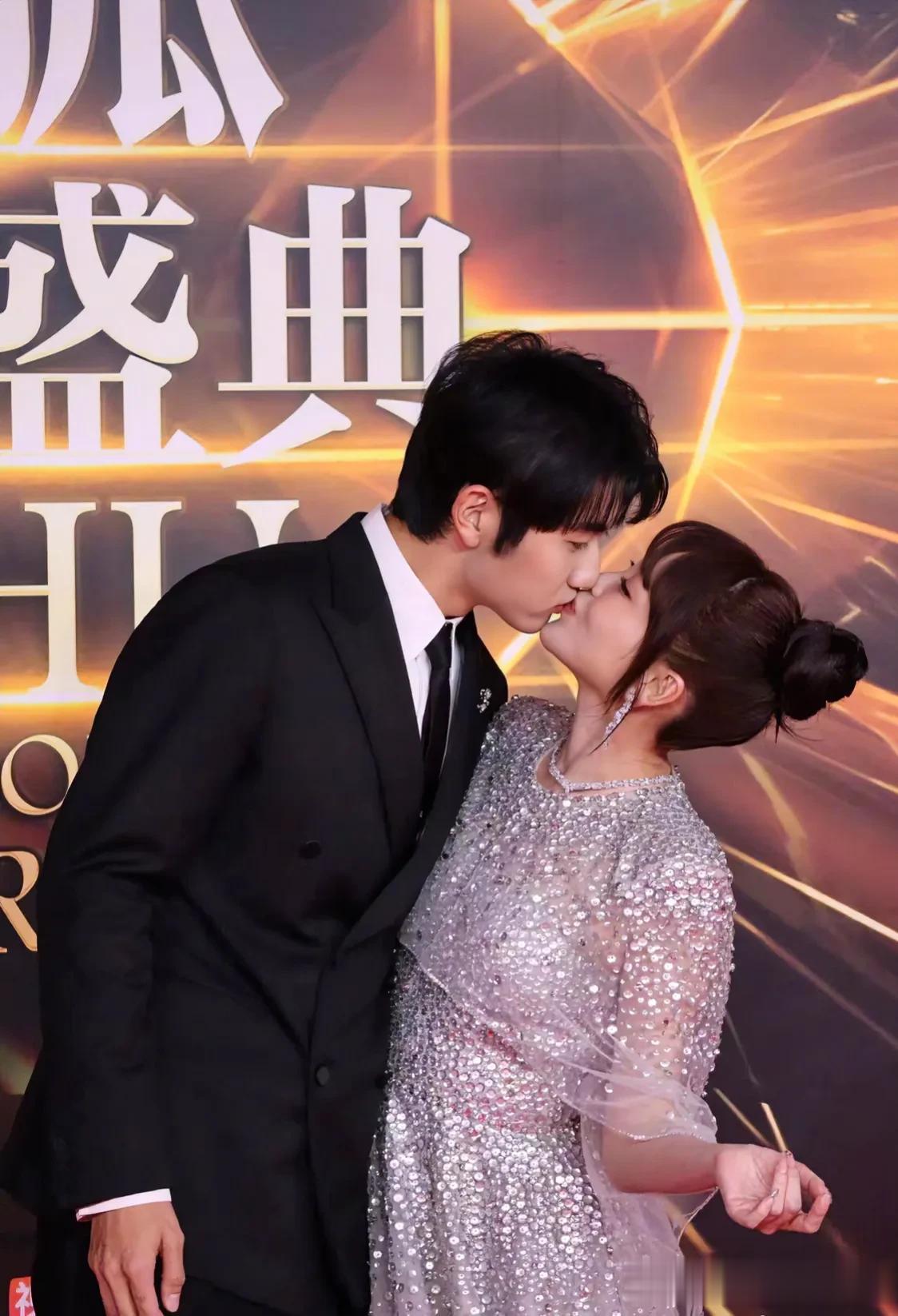 #金莎和男友红毯接吻#
网友评论：一不小心踩油缸里了！

天哪，金莎姐姐支持你恋