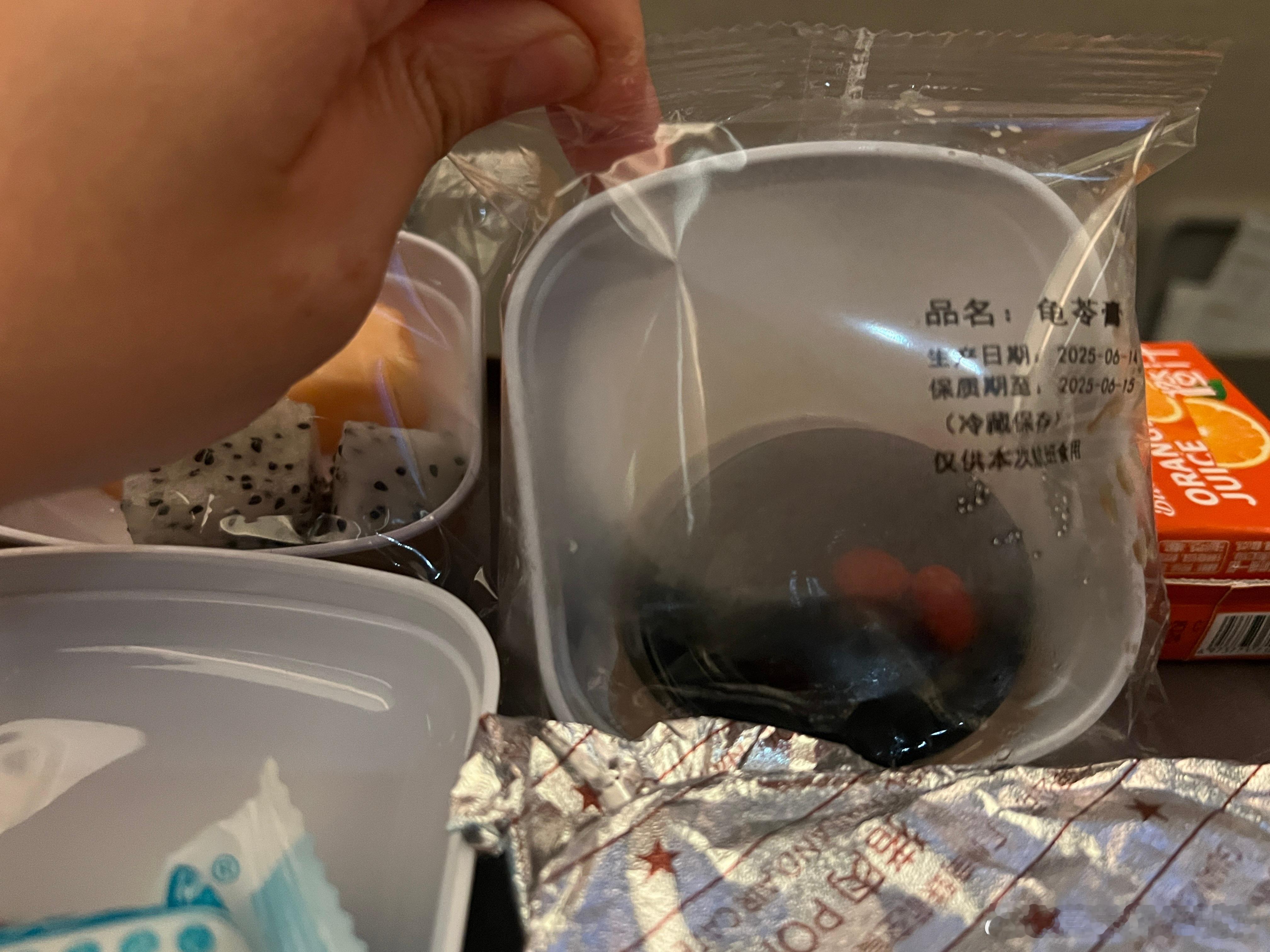 昨晚广州回上海的飞机上，坐我旁边的是一个孟加拉的大学教授。我们的对话起始于一袋“