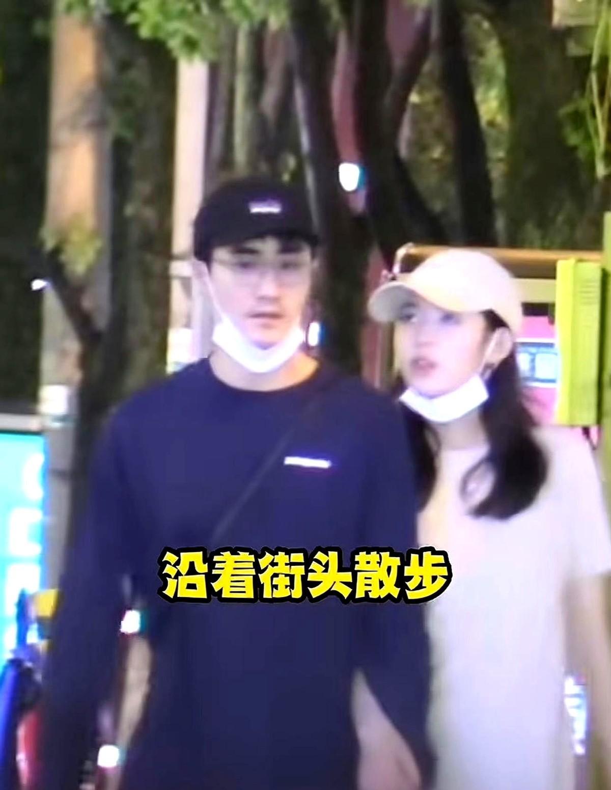 王玉雯事业爆火，和杨玏的十年差距，终于撕开成年人爱情的一个残酷真相。
她29岁，