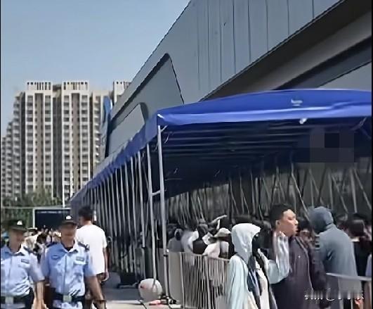 5月15日，济南山姆母超市开业首日便人气爆棚，上午10点半入场，需排队2小时才可