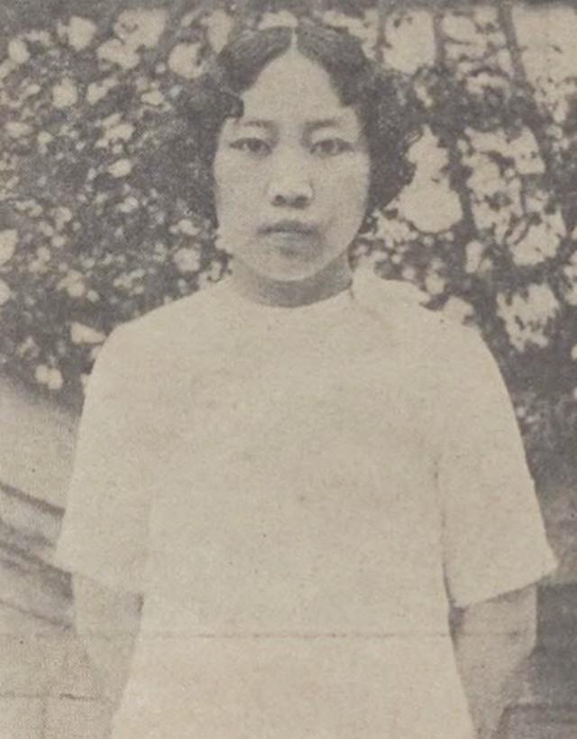 1907年秋瑾被害后，无人敢替她收尸。6岁的女儿王灿芝被送回老家，她嘴里喊着：“