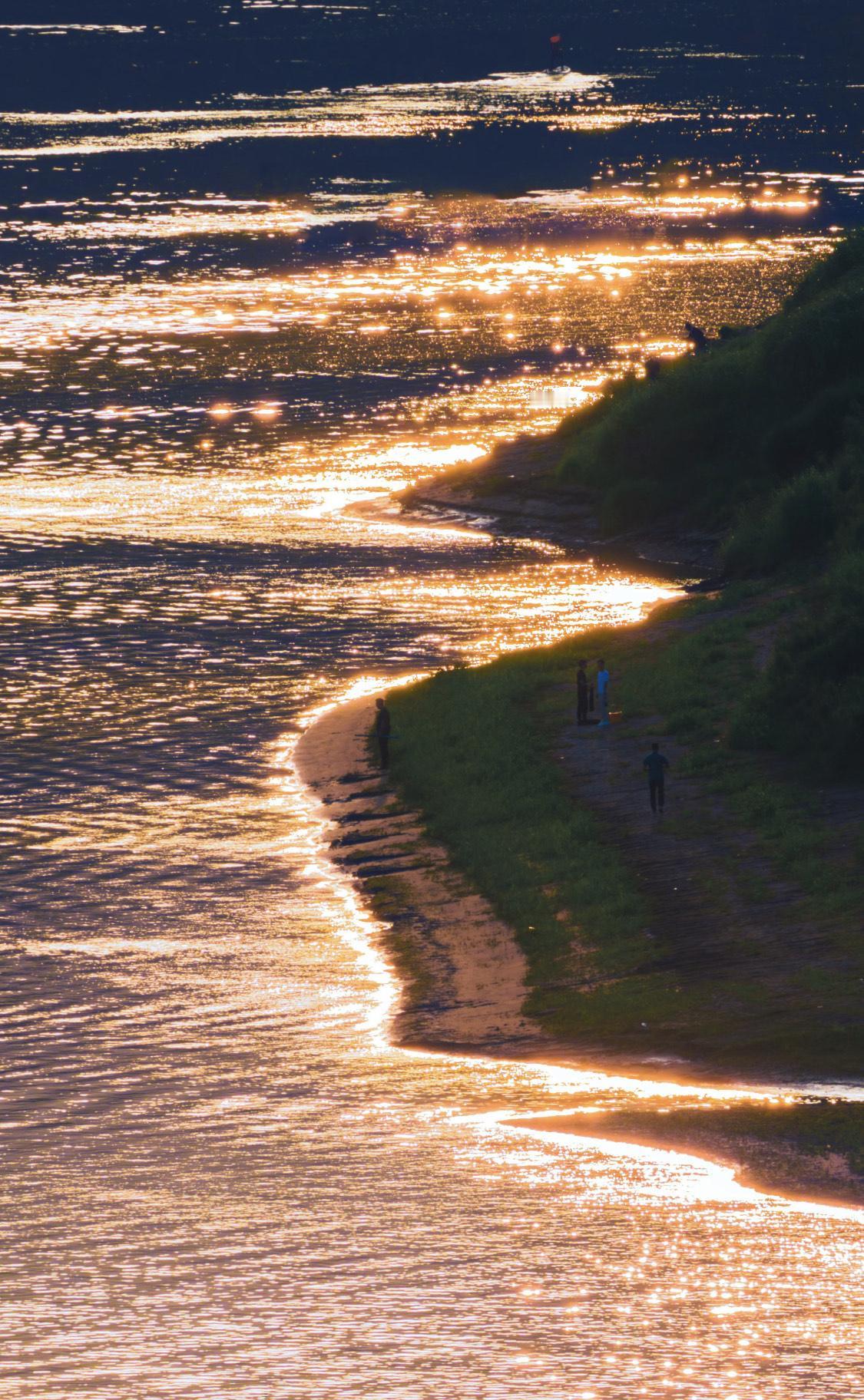 人一定要大量读书！

我发现长期读书的人都有一个共性：静得下心，稳得住魂。

莫