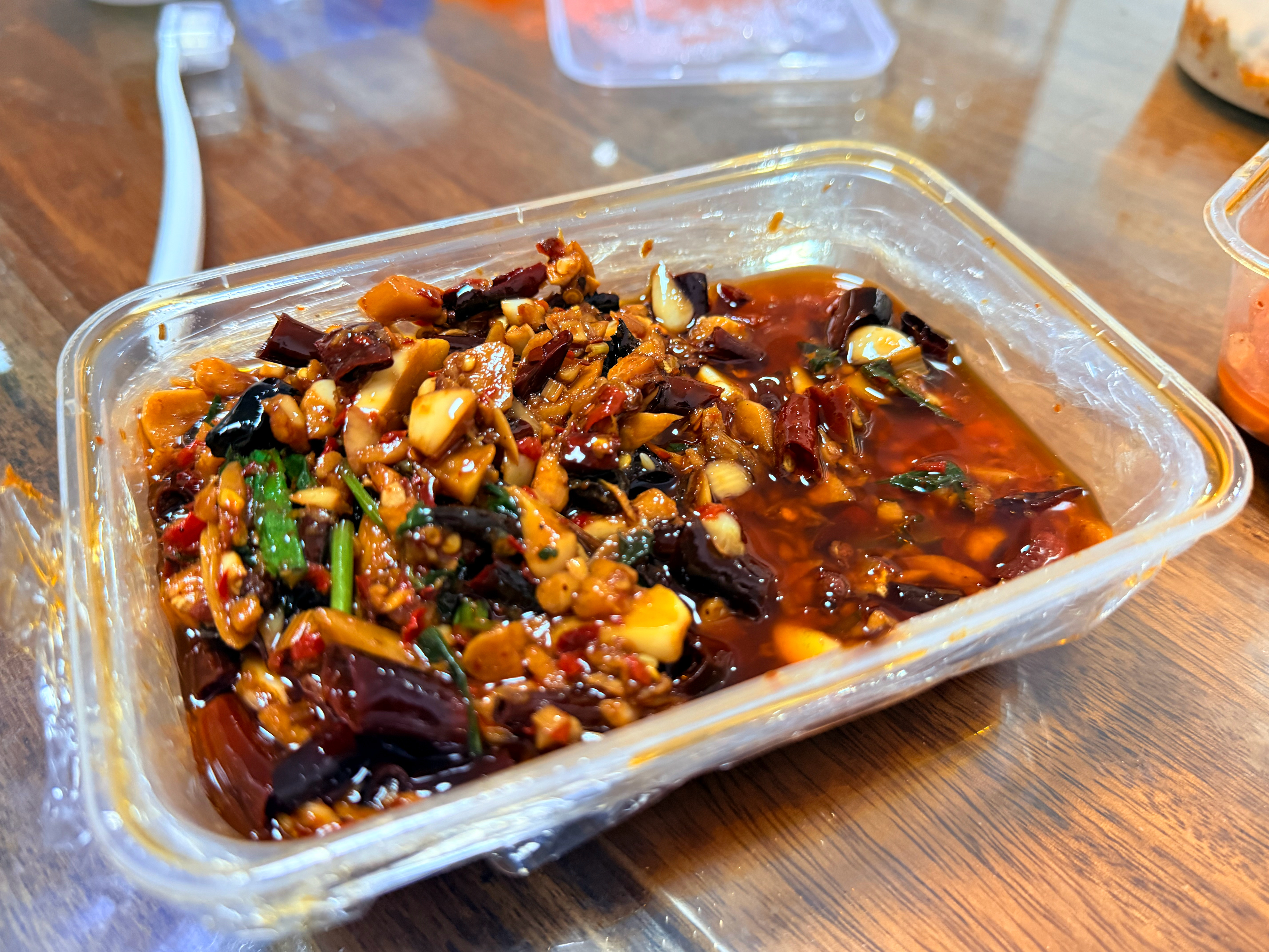 俺已入住朋友家！！！吃了一顿超棒的云南特色满满的外卖（？），热乎乎的炒菜治愈了一