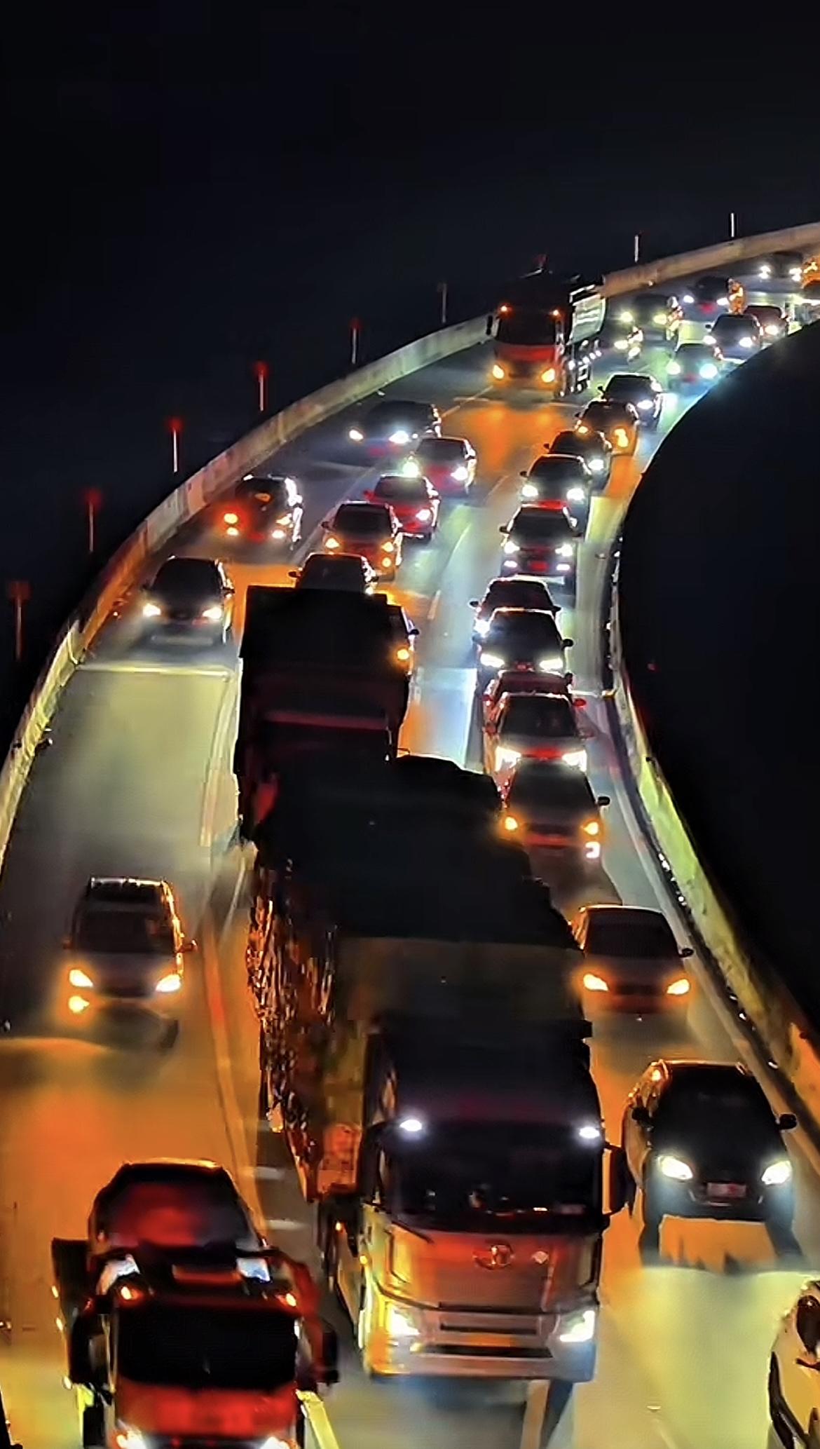 2022年，沪陕高速因突发交通事故，不少车主被困近5个小时。他们原本计划在12点