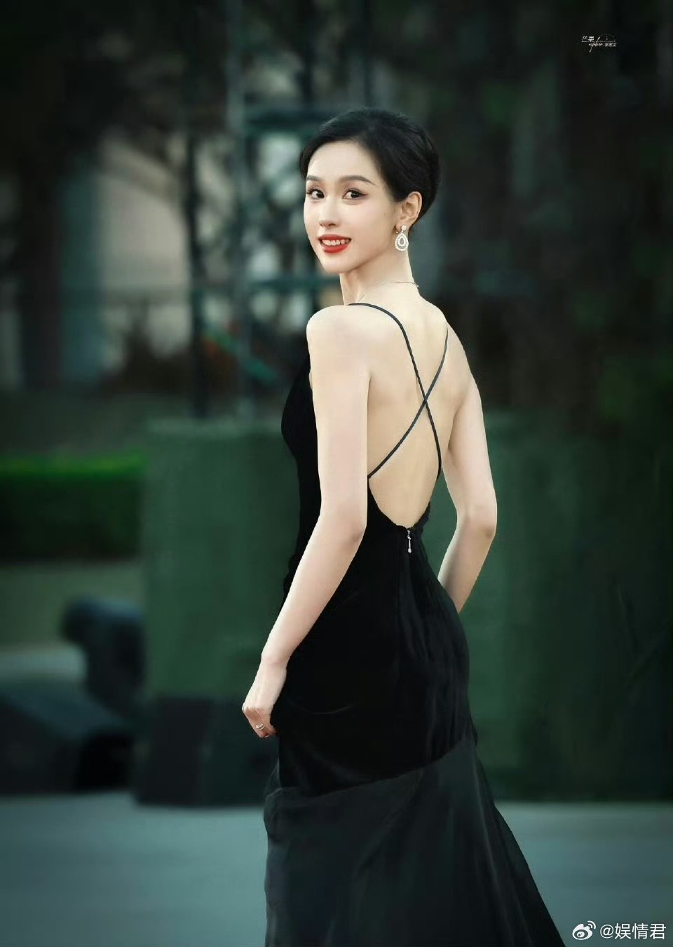 陈都灵 黑天鹅 黑天鹅本鹅没错了！陈都灵黑裙盘发，清冷贵气的氛围感直接拉满✨ 