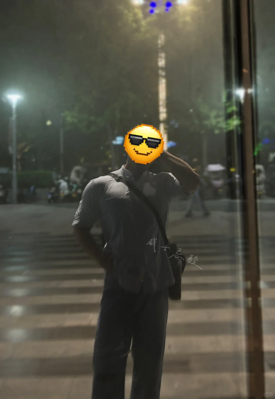 衬衫是宽肩胸肌最好的搭配。