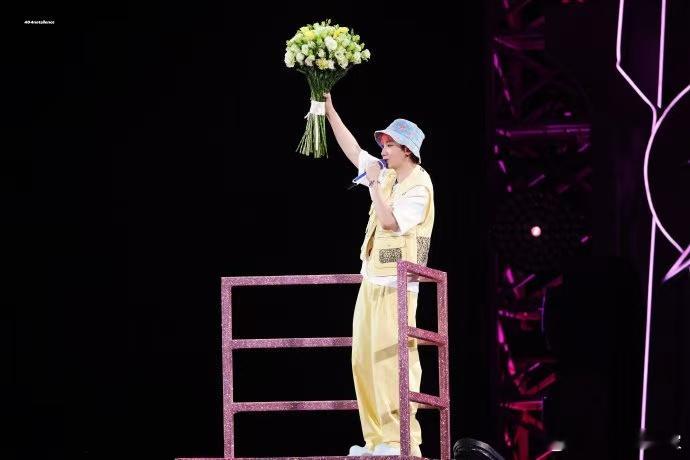 找到和汪苏泷同框跳舞的方法了真的被汪苏泷演唱会互动甜到心巴，粉丝拿着玩偶上台，他