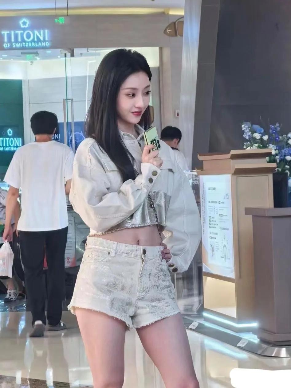 胡连馨的颜值太绝了，大长腿，完美身材，又美又飒。