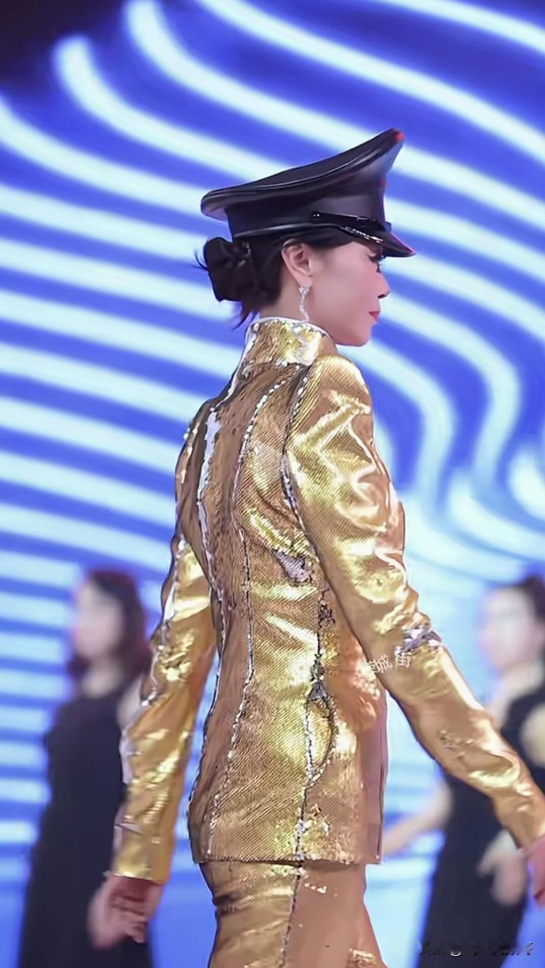 有些走秀的审美真心看不懂，你说精致吧，衣服看着破破烂烂的，你说时尚吧，又戴个大盖