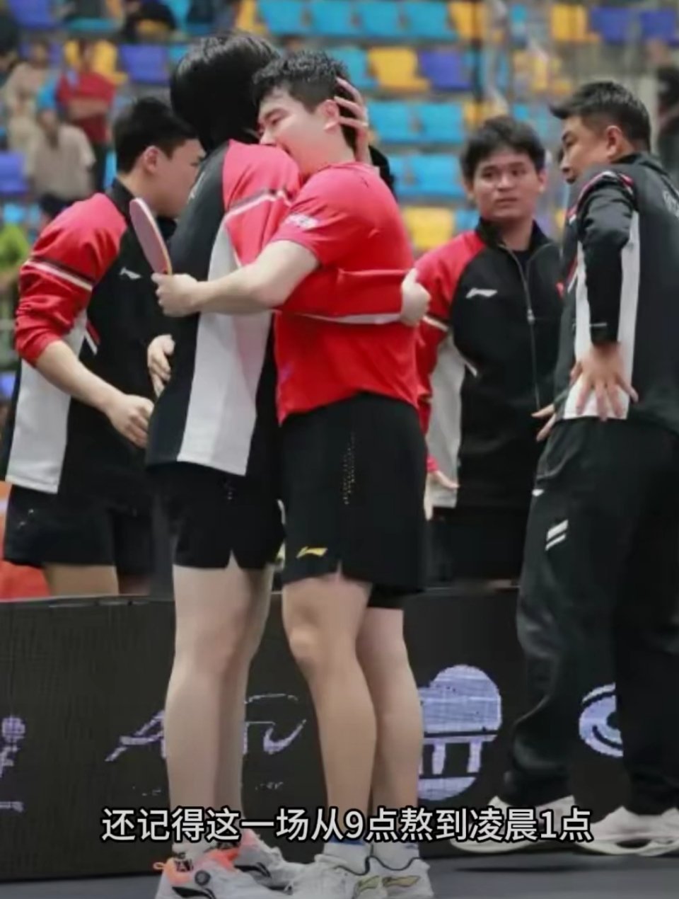 林诗栋连续退赛系伤病反复林诗栋连续退赛是肩伤反复、身体扛不住了，看着真让人心疼。