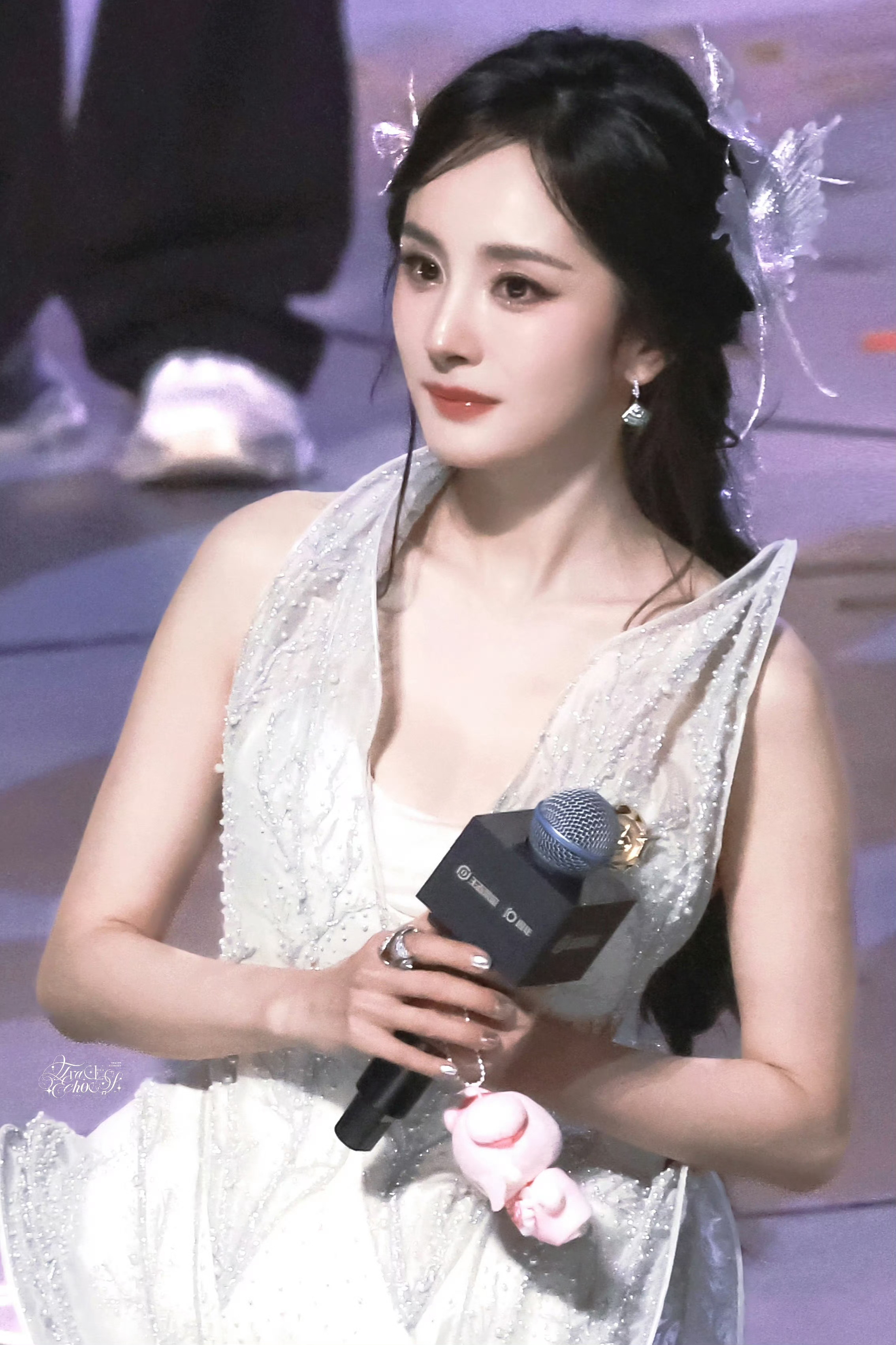 杨幂回复Fly回完你的回他的 回完他的再回另一个的 杨幂你真的很爱王者荣耀[流鼻