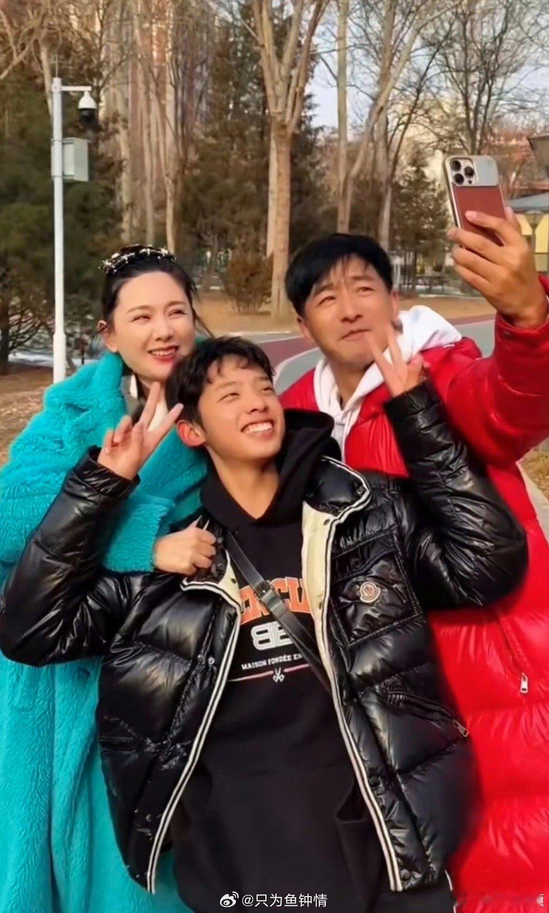 郭晓东程莉莎儿子15岁了郭晓东儿子回应长得不帅 看到郭子诚的回应很感慨，15岁的