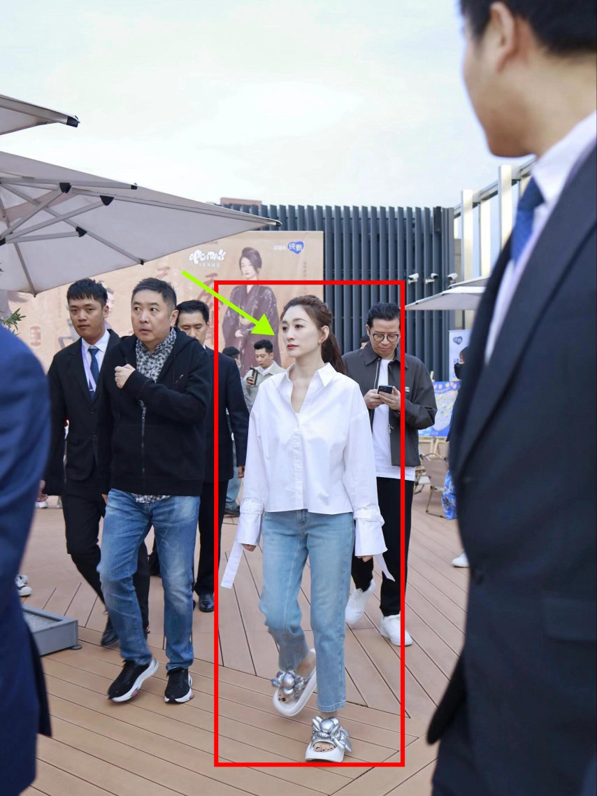 李小冉素颜白得发光 李小冉的素颜是真的白到发光！没有滤镜没有打光，皮肤通透得像自
